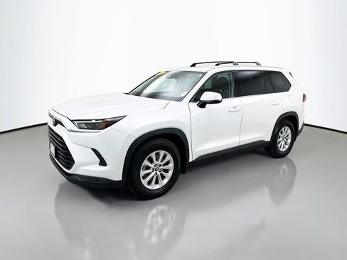 Used 2024 Toyota Grand Highlander AWD image 3