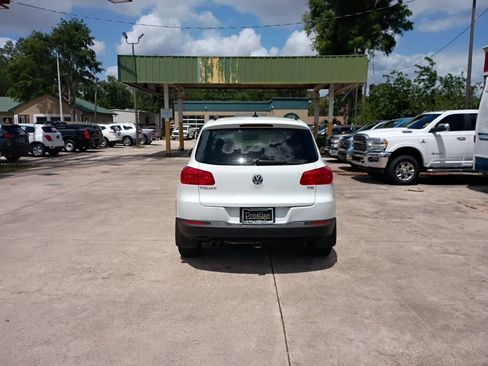 Used 2017 Volkswagen Tiguan Limited w/ Premium Package FWD image 18