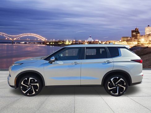 Used 2024 Mitsubishi Outlander SE image 2