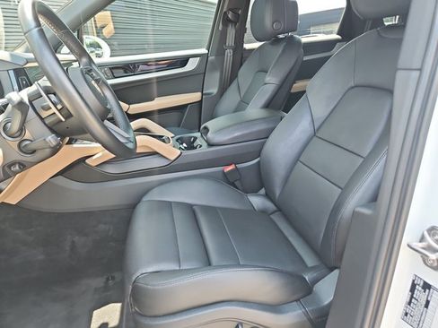 Certified 2024 Porsche Cayenne AWD/4WD image 4