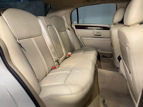 Used 2007 Lincoln Town Car Signature Limited RWD image 16