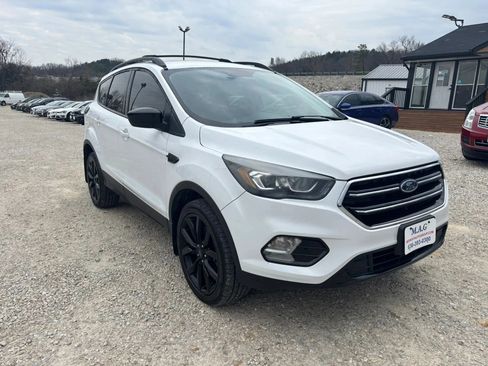 Used 2017 Ford Escape SE w/ SE Sport Appearance Package AWD/4WD image 7
