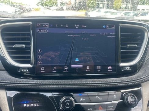 Used 2024 Chrysler Pacifica Limited FWD image 32
