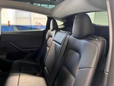 Used 2021 Tesla Model Y Long Range image 18