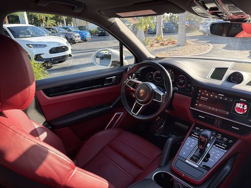 Used 2022 Porsche Cayenne image 15