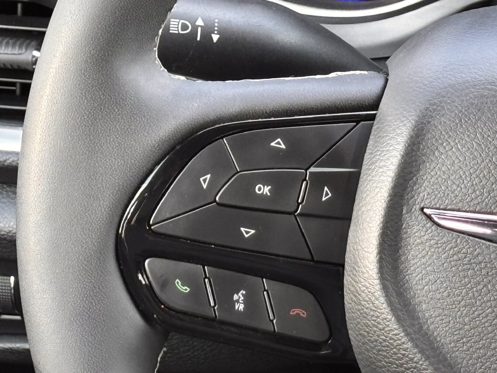 Used 2025 Chrysler Pacifica Limited FWD image 12