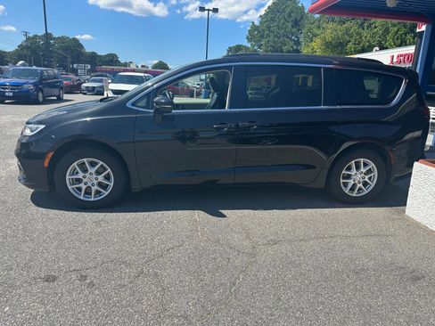 Used 2022 Chrysler Pacifica Touring-L image 9