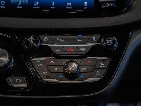 Used 2025 Chrysler Pacifica Select FWD image 27