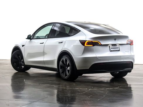 Used 2021 Tesla Model Y Long Range image 12