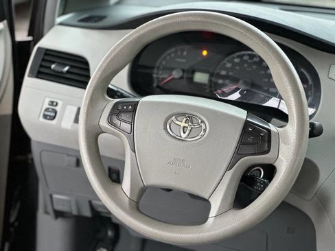 Used 2012 Toyota Sienna LE image 9