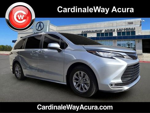 Used 2022 Toyota Sienna XLE image 1