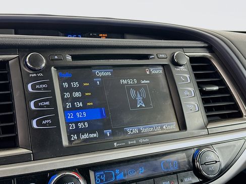 Used 2019 Toyota Highlander Plus AWD/4WD image 21