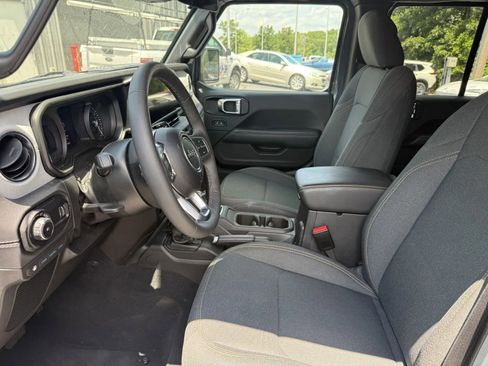 Used 2025 Jeep Wrangler Unlimited Sahara w/ Safety Group AWD/4WD image 8