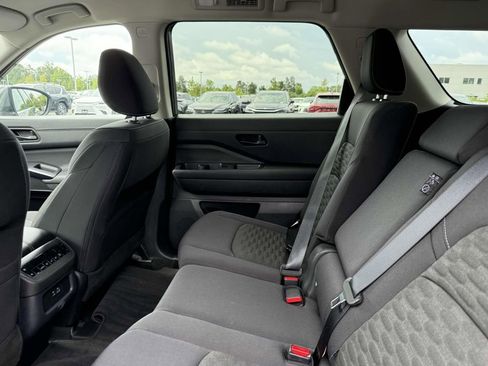 Used 2025 Nissan Pathfinder SV image 18