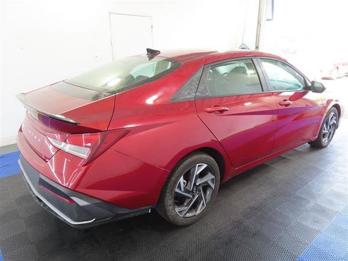 Used 2025 Hyundai Elantra Sport FWD image 9
