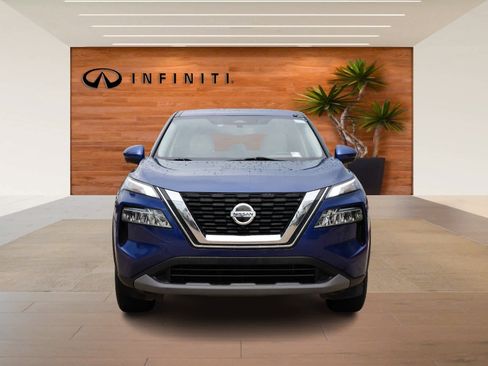Used 2021 Nissan Rogue SV image 2