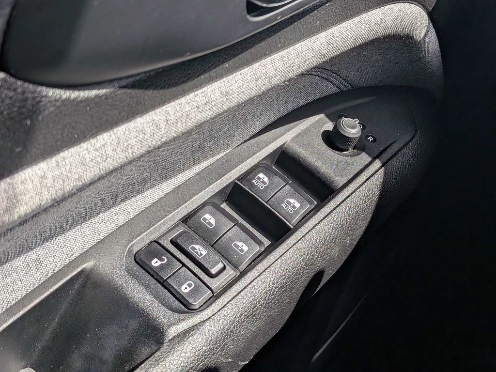 Used 2023 Jeep Compass Latitude w/ Convenience Group AWD/4WD image 24