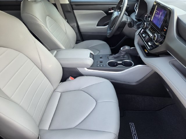 Used 2023 Toyota Highlander XLE FWD image 12