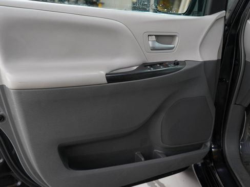 Used 2017 Toyota Sienna LE FWD image 19