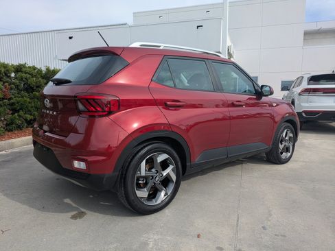 Used 2024 Hyundai Venue SEL FWD image 4