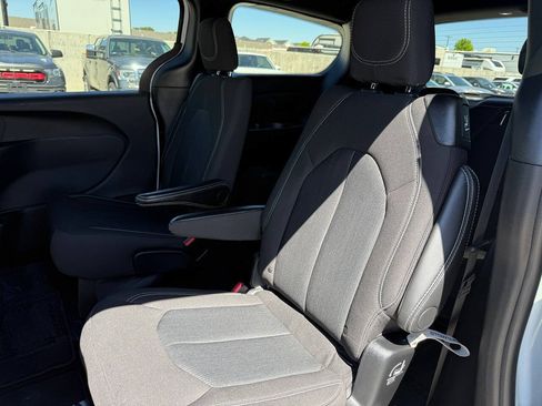 Used 2024 Chrysler Pacifica Touring FWD image 18