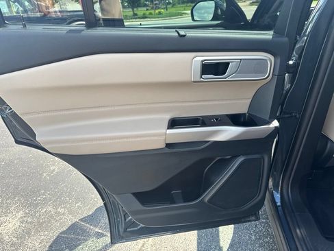 Used 2023 Ford Explorer Limited w/ Equipment Group 301A AWD/4WD image 34