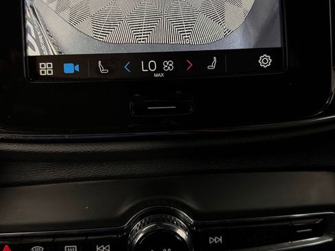 Used 2025 Volvo XC40 B5 Core image 19