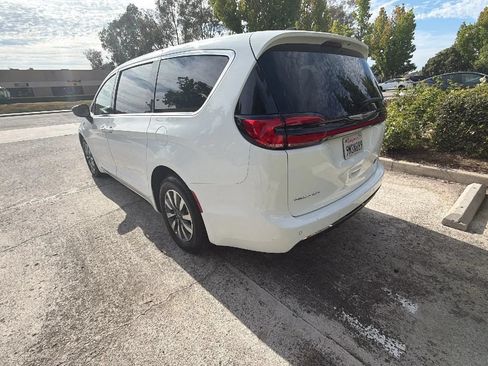 Used 2024 Chrysler Pacifica Limited FWD image 6