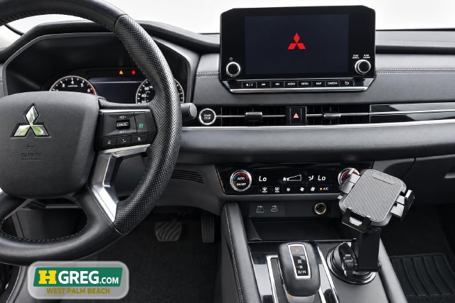 Used 2024 Mitsubishi Outlander SE FWD image 14