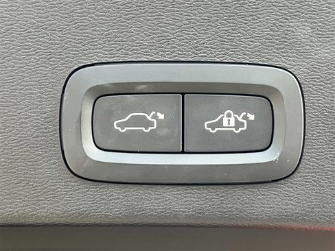 Used 2023 Volvo XC40 B5 Plus w/ Protection Package Premier image 13