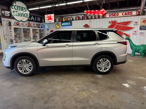 Used 2022 Mitsubishi Outlander ES image 2