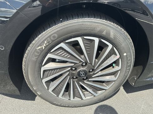 New 2025 Hyundai Sonata Limited image 16