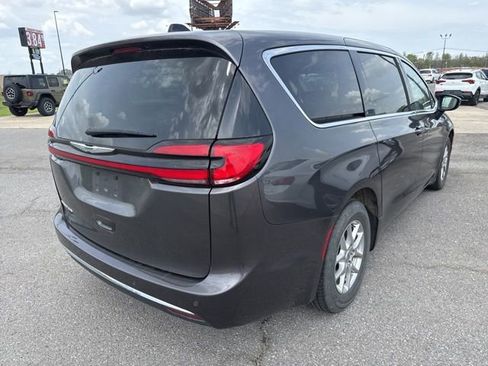 Used 2023 Chrysler Pacifica Touring-L image 7