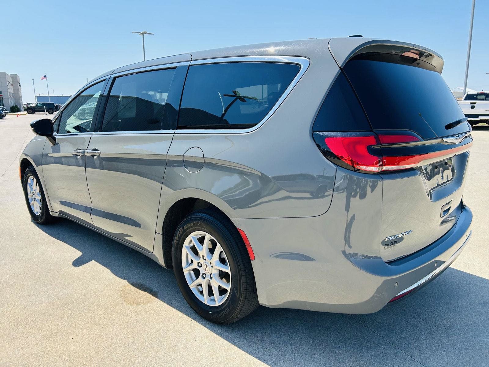 Used 2025 Chrysler Pacifica Select FWD image 37