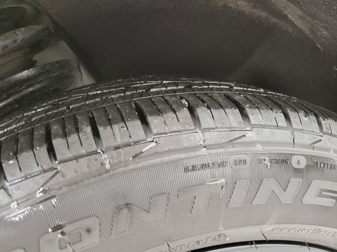 Used 2024 Buick Enclave Essence w/ Sport Touring Edition image 4