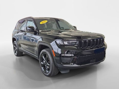 Used 2025 Jeep Grand Cherokee Limited w/ Black Appearance Package AWD/4WD image 13