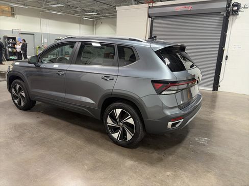 New 2026 Volkswagen Taos SE image 5