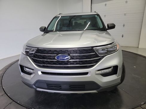 Used 2021 Ford Explorer XLT w/ Equipment Group 202A AWD/4WD image 2