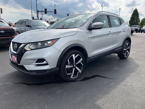 Used 2020 Nissan Rogue Sport SL FWD image 2