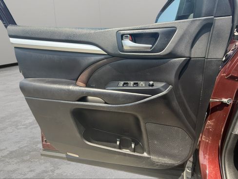 Used 2019 Toyota Highlander XLE AWD/4WD image 30