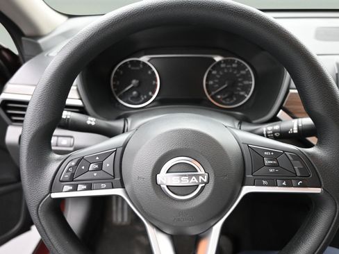 Used 2024 Nissan Altima 2.5 SV FWD image 8