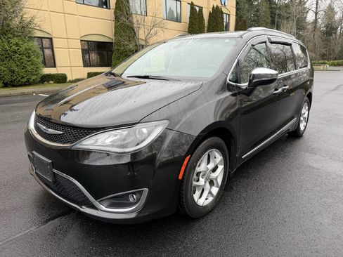 Used 2019 Chrysler Pacifica Limited image 1