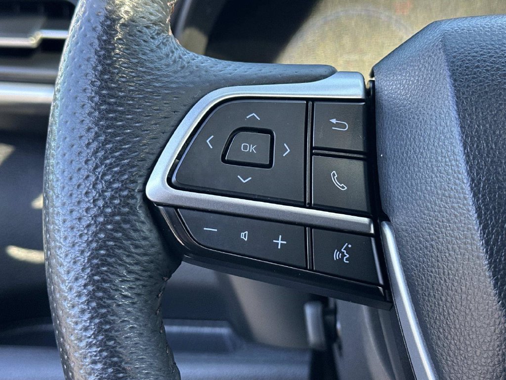 Used 2025 Toyota Sienna Platinum AWD/4WD image 32
