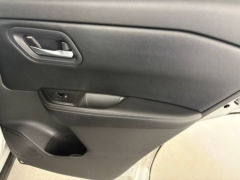 Used 2024 Nissan Rogue SV FWD image 39