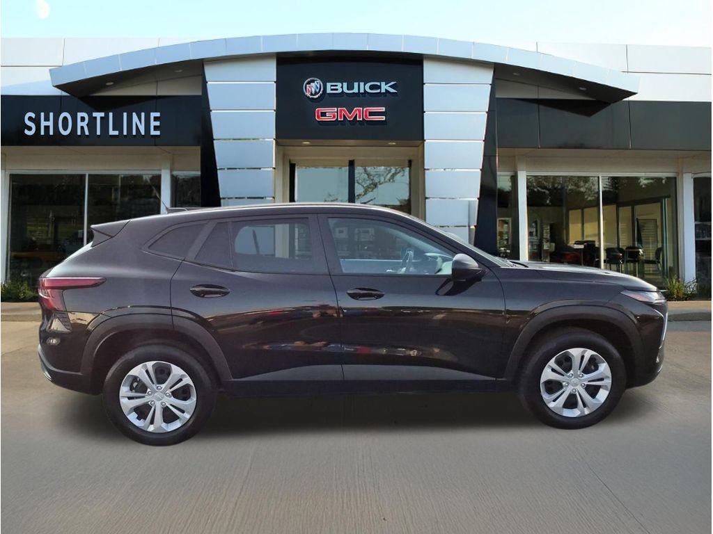 Used 2026 Chevrolet Trax LS FWD image 2