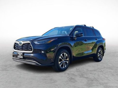 Used 2023 Toyota Highlander XLE AWD/4WD image 3