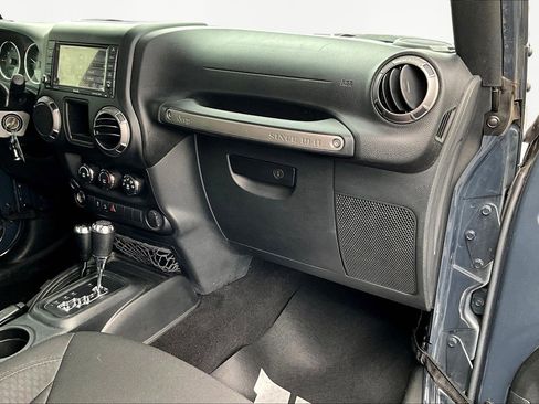 Used 2018 Jeep Wrangler Unlimited Sport w/ Connectivity Group image 27