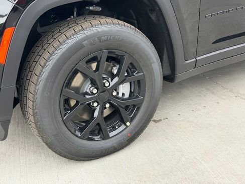 New 2025 Jeep Grand Cherokee Altitude image 9