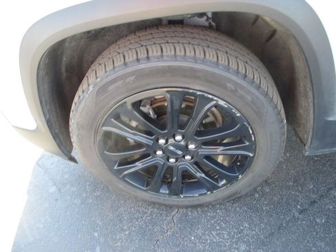 Used 2023 GMC Acadia SLT w/ Elevation Edition image 11