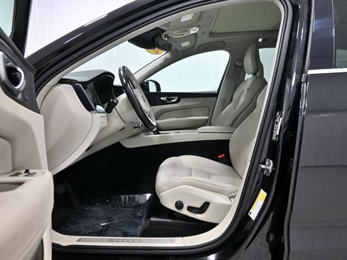 Used 2018 Volvo XC60 T5 Momentum w/ Vision Package AWD/4WD image 5